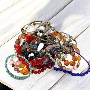 Jewelry Lot of 24 Beaded Bracelets & Bangles Rainbow Colors gold Silver One Size